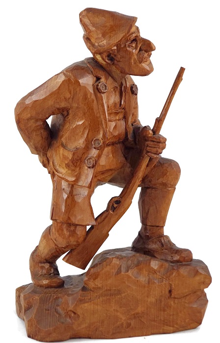 Дървена статуетка - възрастен ловец